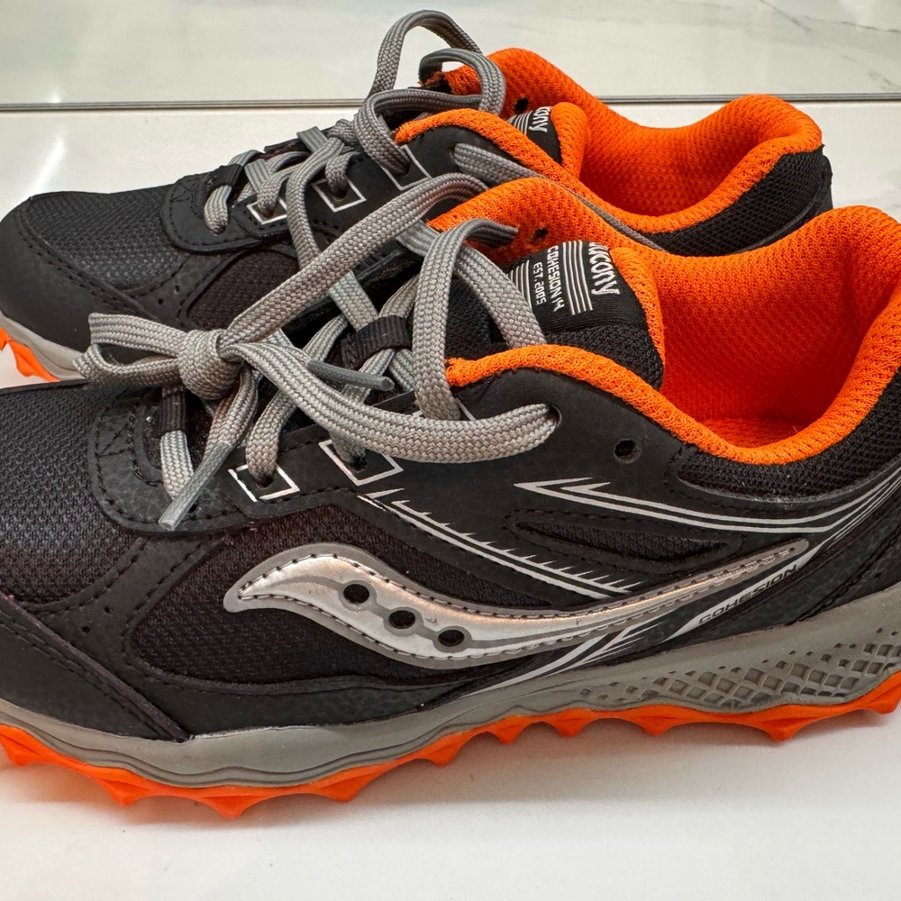 Saucony Kids Black and Orange Sneakers Brand New with Box - Picture 4 of 7